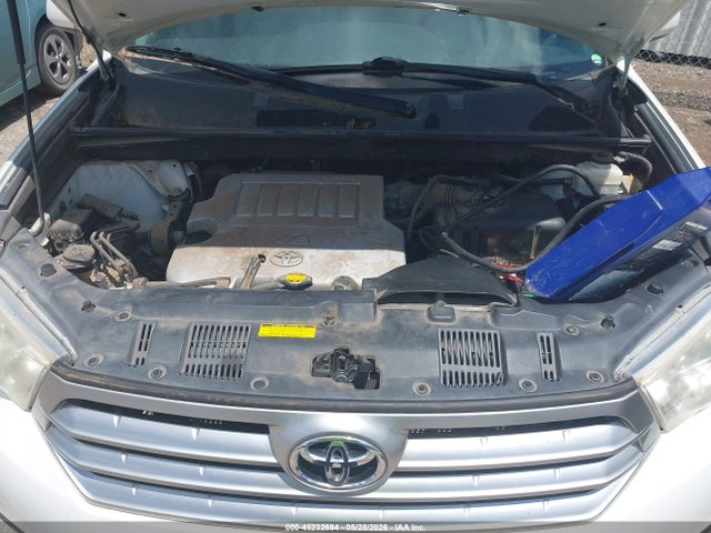 Toyota Highlander Base V6
