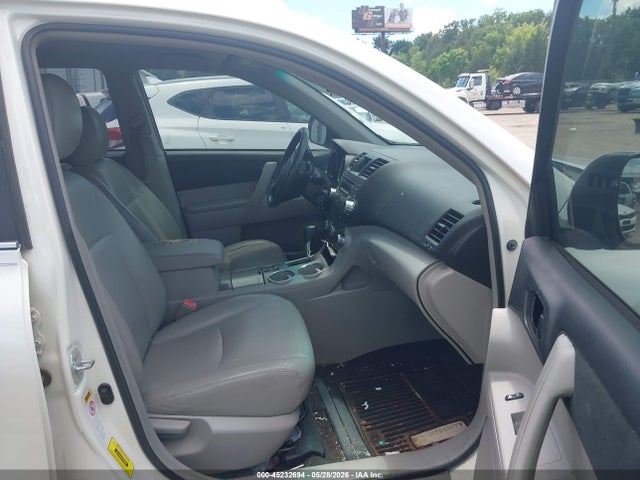 Toyota Highlander Base V6