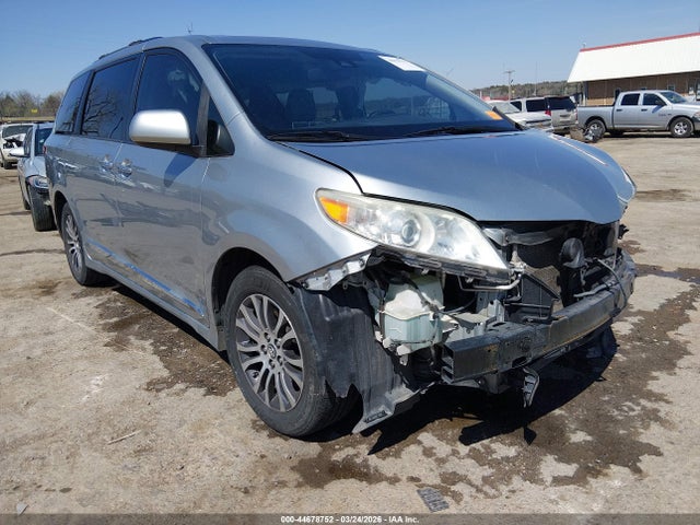 Salvage Toyota Sienna Image