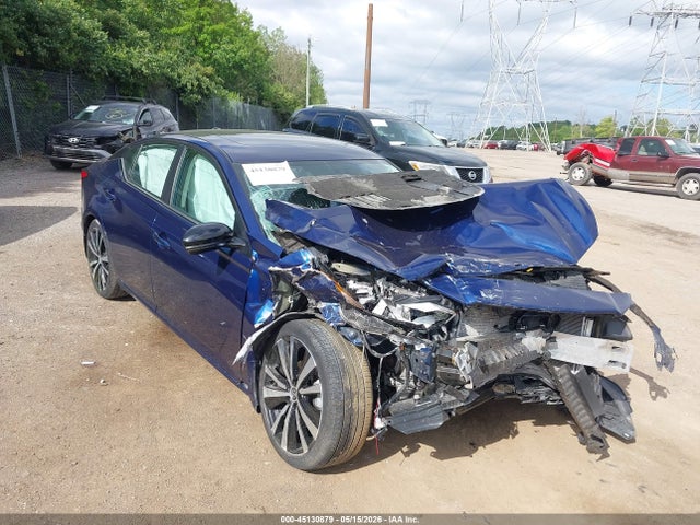 Salvage Nissan Altima Image