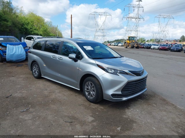 Salvage Toyota Sienna Image