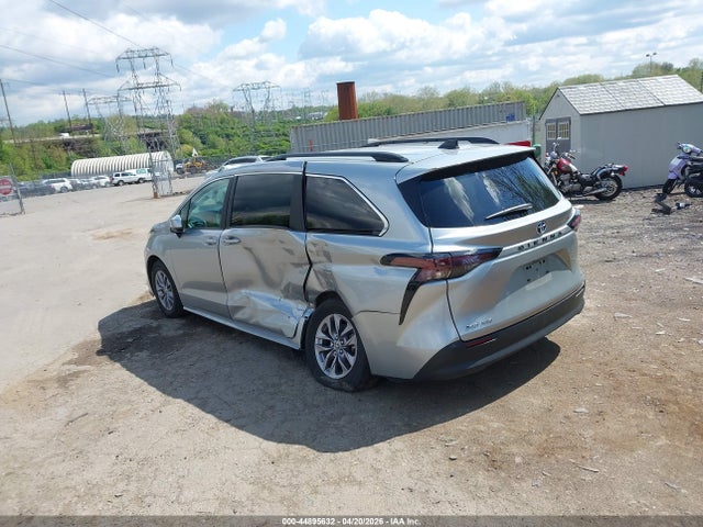 Toyota Sienna Le