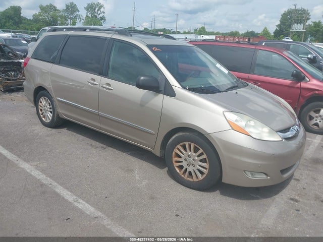 Salvage Toyota Sienna Image