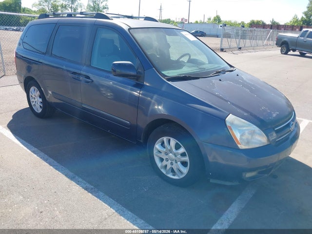 Salvage Kia Sedona Image