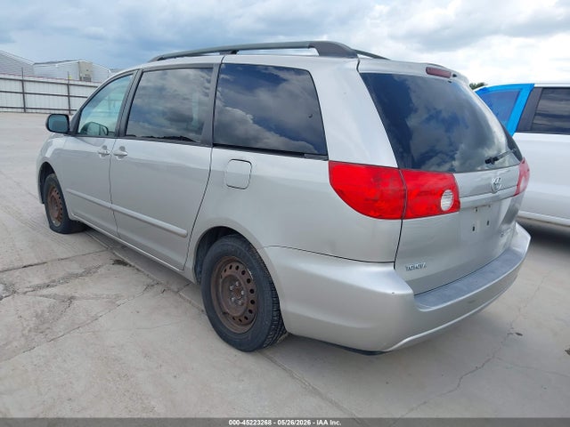 Toyota Sienna Le
