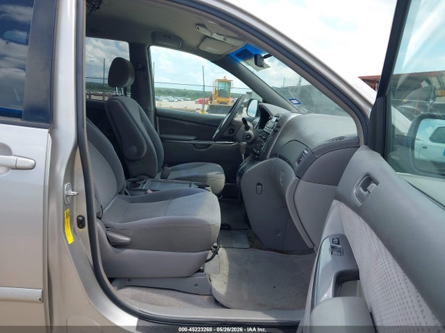 Toyota Sienna Le