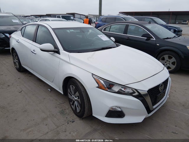 Salvage Nissan Altima Image