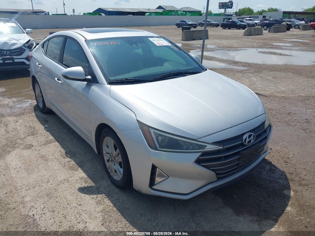 Salvage Hyundai ELANTRA Image