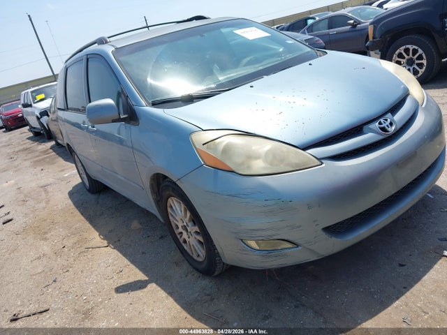 Salvage Toyota Sienna Image
