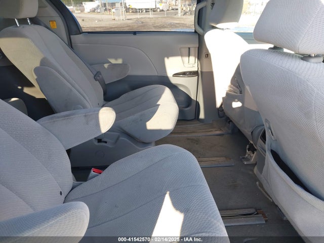 Toyota Sienna Le