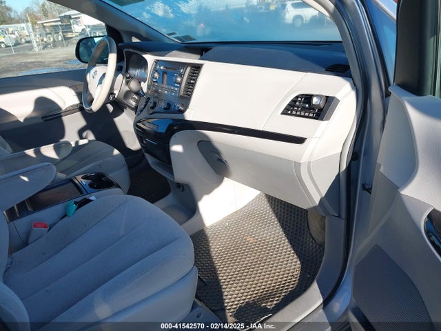 Toyota Sienna Le