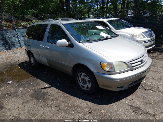 Salvage Toyota Sienna Image