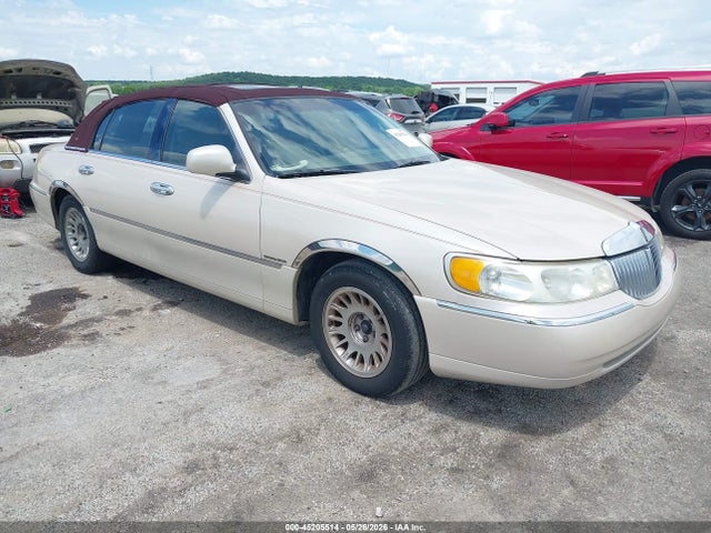 Salvage Lincoln Towncar Image
