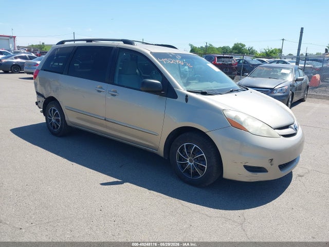 Salvage Toyota Sienna Image