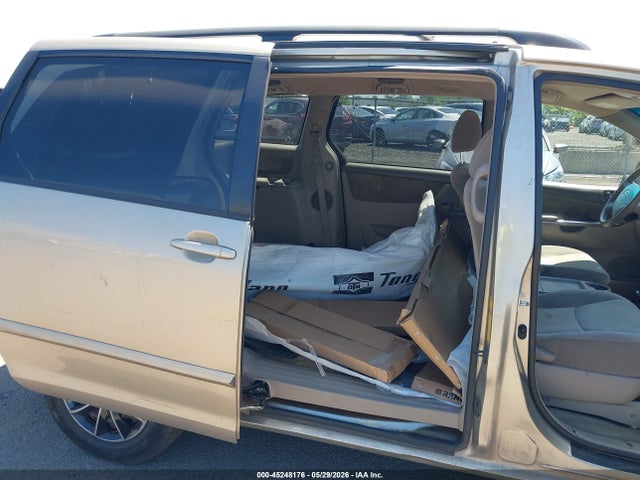 Toyota Sienna Le