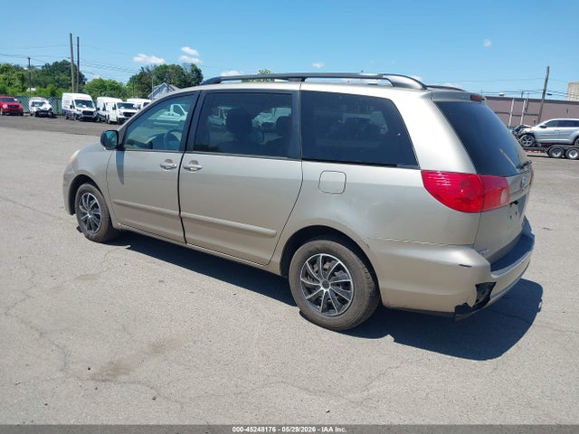 Toyota Sienna Le
