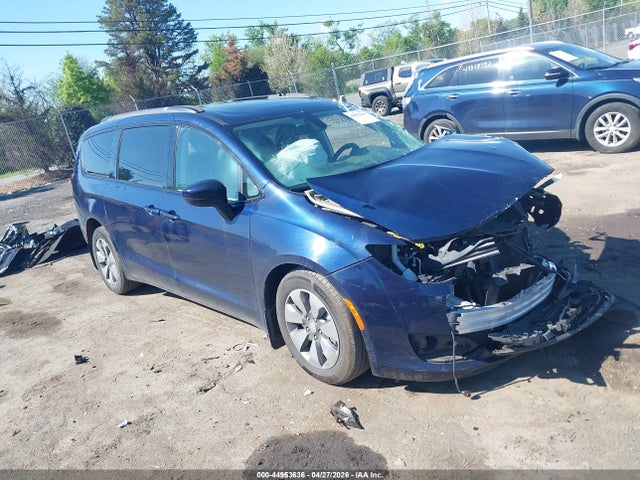 Salvage Chrysler Pacifica Image