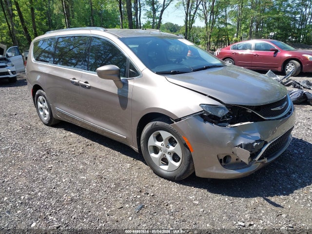 Salvage Chrysler Pacifica Image