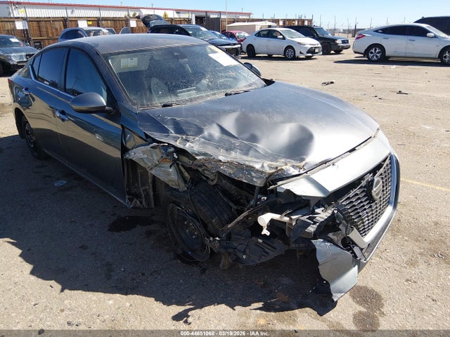 Salvage Nissan Altima Image