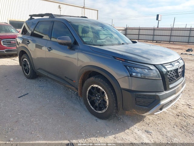 Salvage Nissan Pathfinder Image