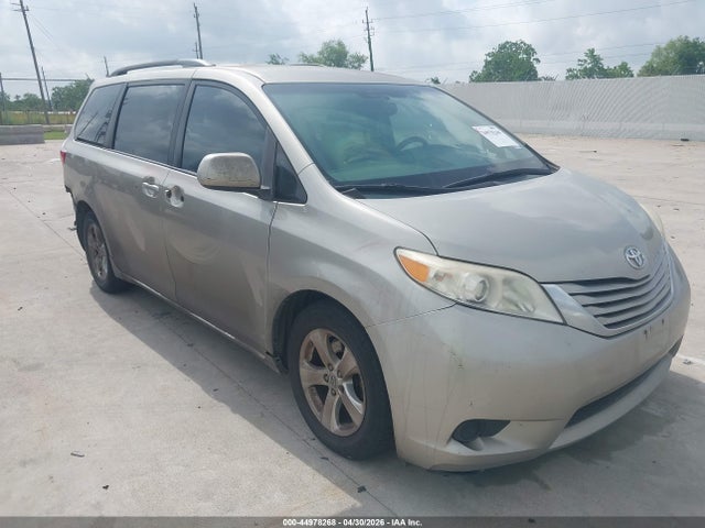 Salvage Toyota Sienna Image