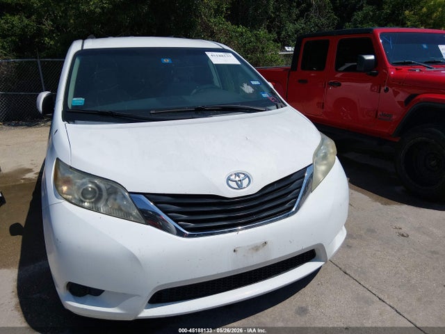 Toyota Sienna Le V6