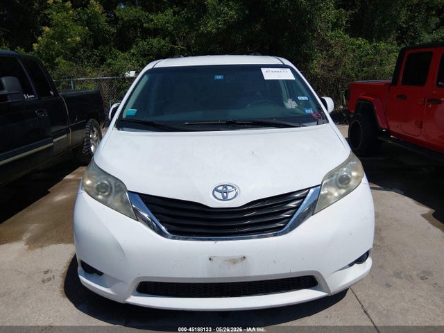 Toyota Sienna Le V6