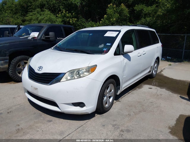 Toyota Sienna Le V6