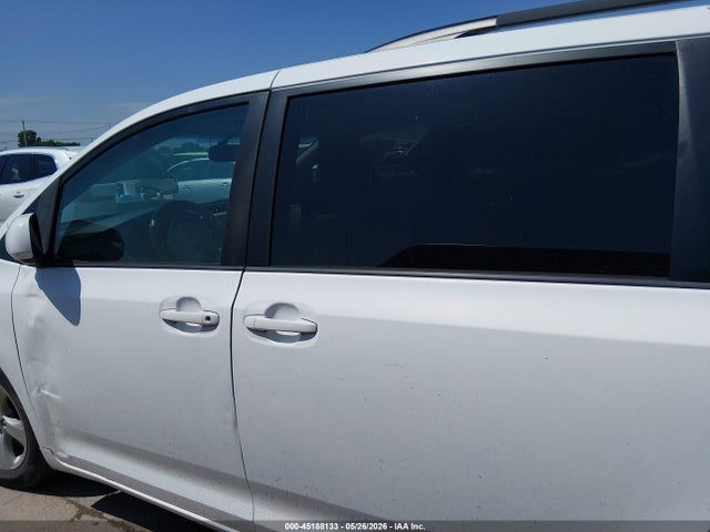Toyota Sienna Le V6