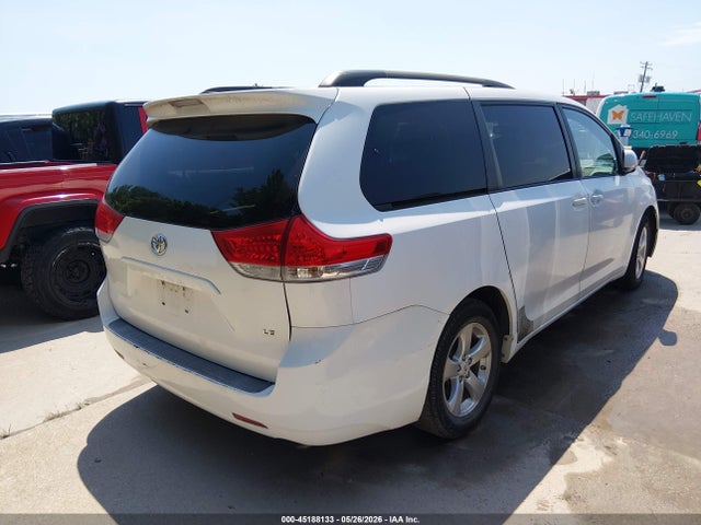 Toyota Sienna Le V6