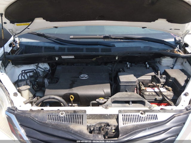 Toyota Sienna Le V6