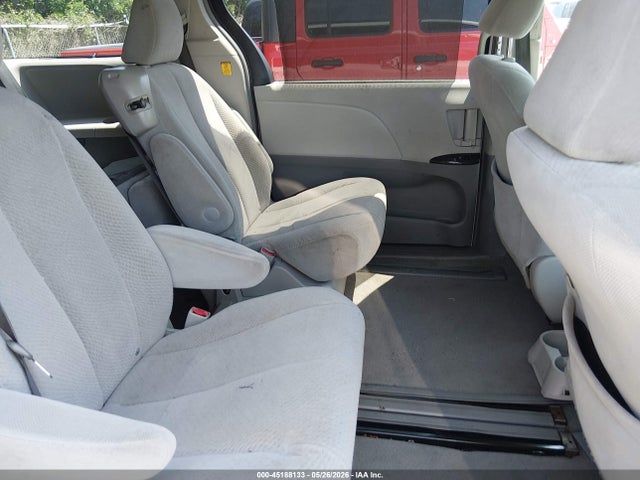 Toyota Sienna Le V6