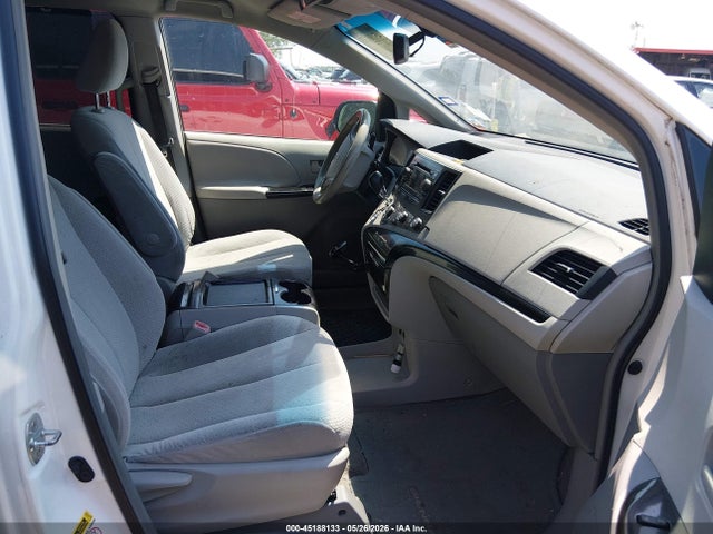 Toyota Sienna Le V6