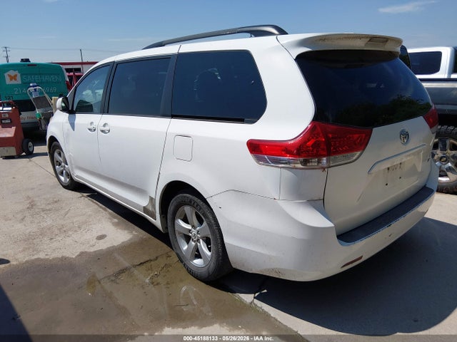 Toyota Sienna Le V6