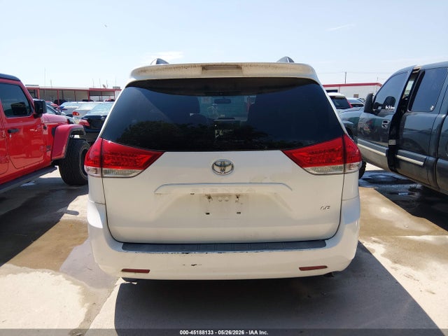 Toyota Sienna Le V6