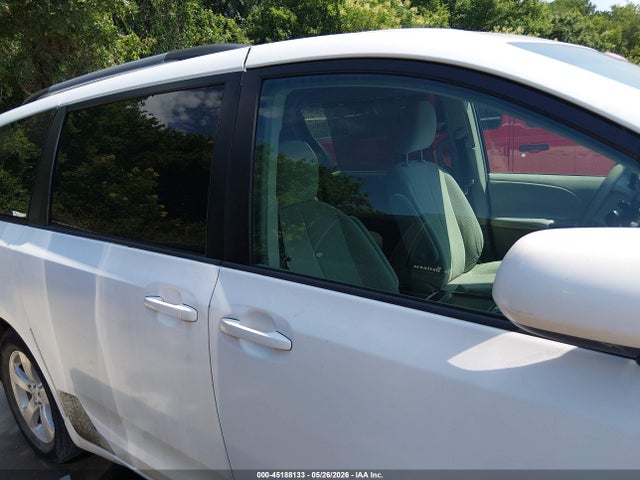Toyota Sienna Le V6