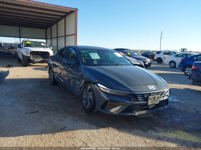 Salvage Hyundai ELANTRA Image