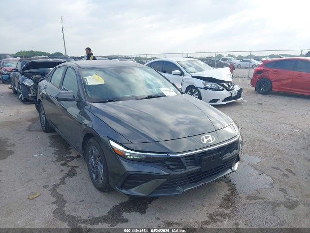 Salvage Hyundai ELANTRA Image