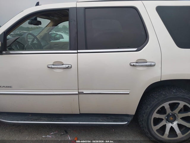 Cadillac Escalade Standard