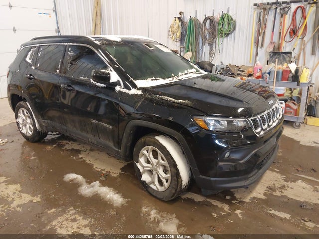 Salvage Jeep Compass Image