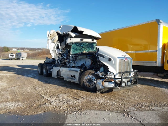 Salvage Peterbilt 579 Image