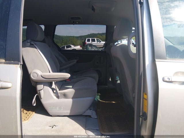 Toyota Sienna Le