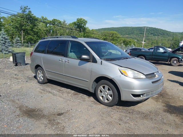 Salvage Toyota Sienna Image