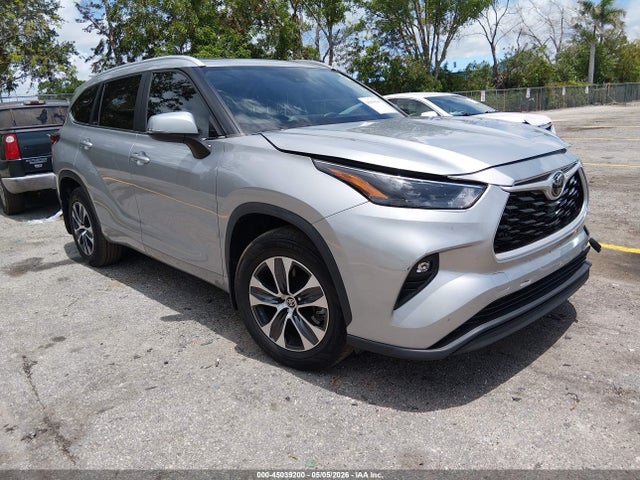 Salvage Toyota Highlander Image