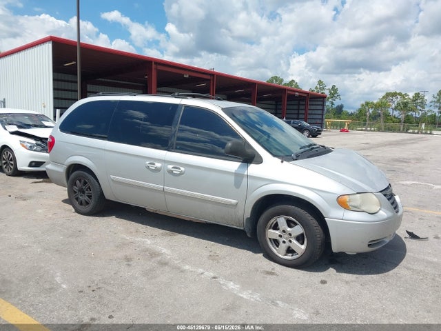 Salvage Chrysler Town & Country Image