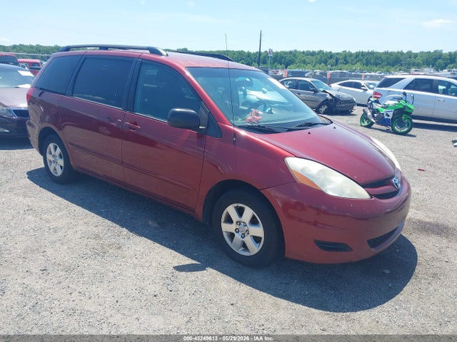 Salvage Toyota Sienna Image