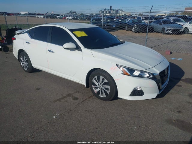 Salvage Nissan Altima Image