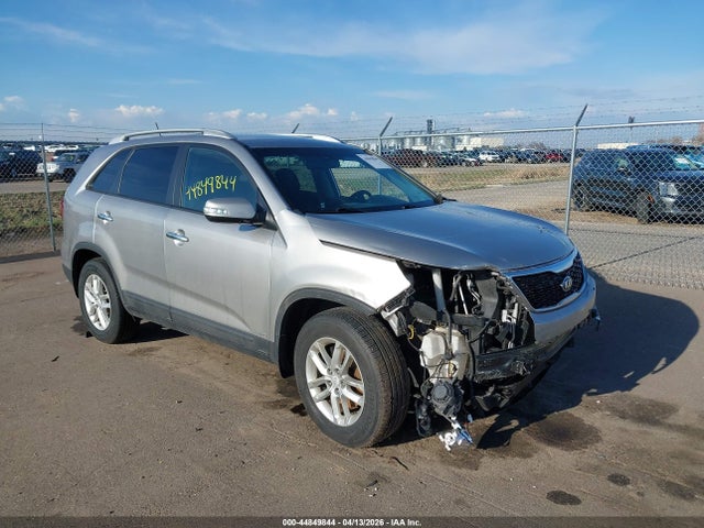 Salvage Kia Sorento Image
