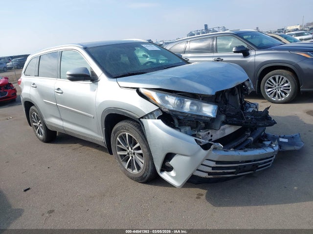 Salvage Toyota Highlander Image