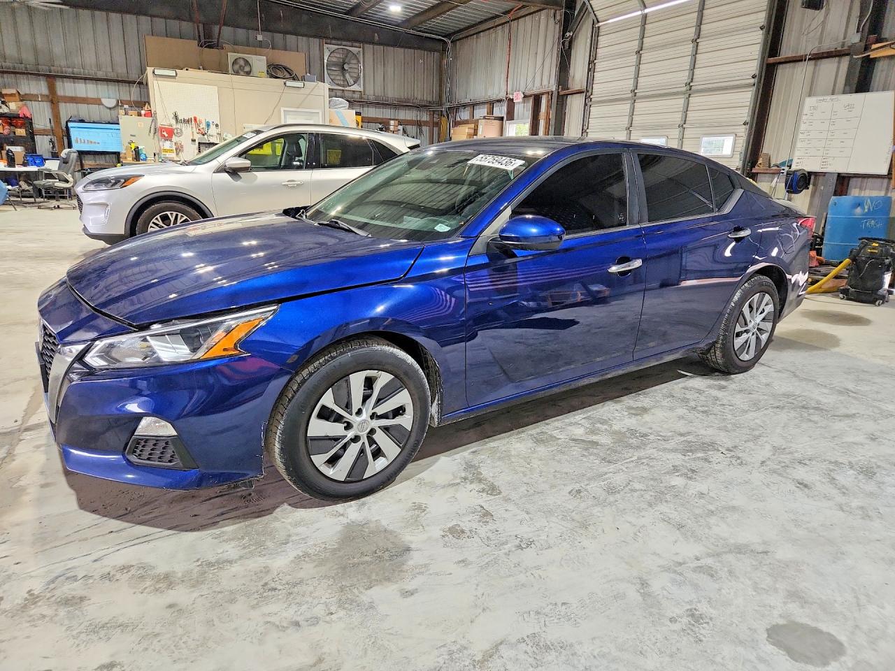 Salvage Nissan Altima Image